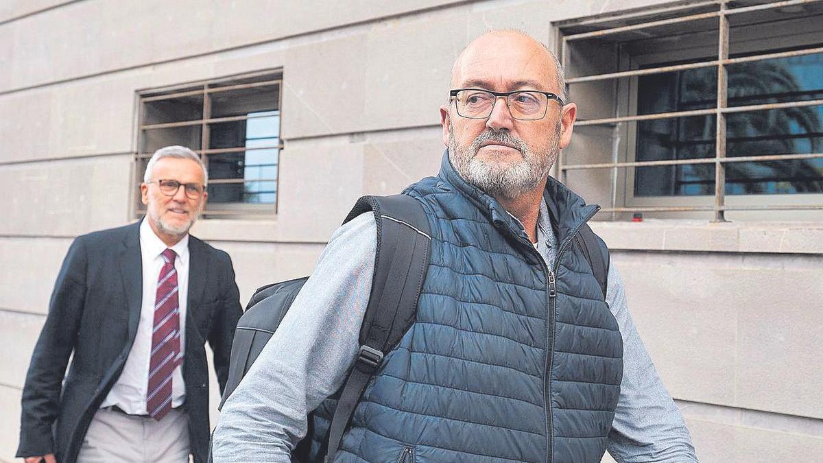 Salida de los juzgados del diputado canario del PSOE Juan Bernardo Fuentes Curbelo, el Tito Berni, que quedó en libertad con cargos tras declarar ante la jueza.