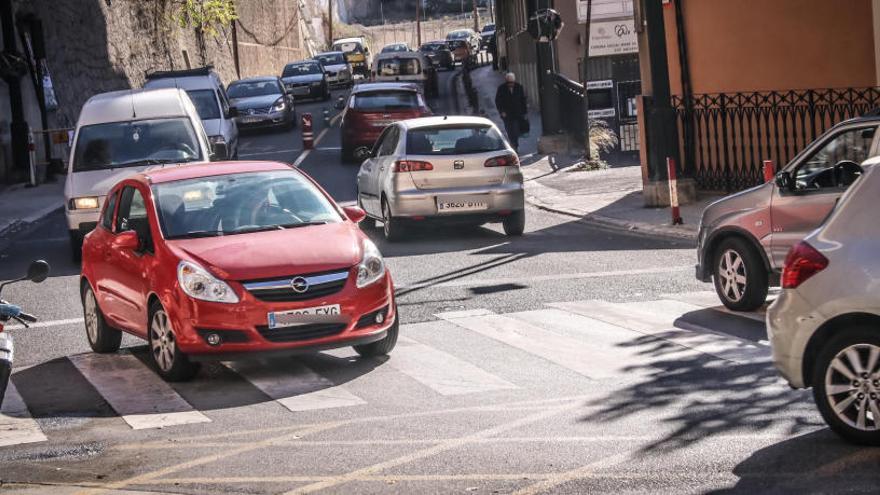 Los vehículos circulando en ambas direcciones por los dos carriles de la Beniata