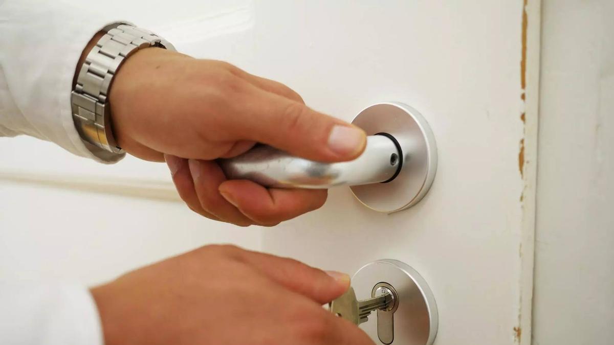 Una persona tanca la porta