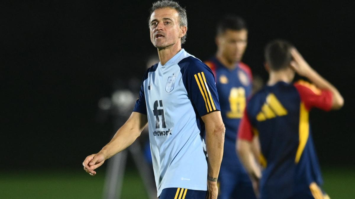 Luis Enrique, durante el entrenamiento de este viernes en Doha