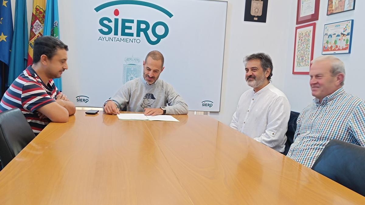Por la izquierda, Javier Rodríguez, Ángel García, Juan Luis Berros y Luis Blanco, durante la reunión.