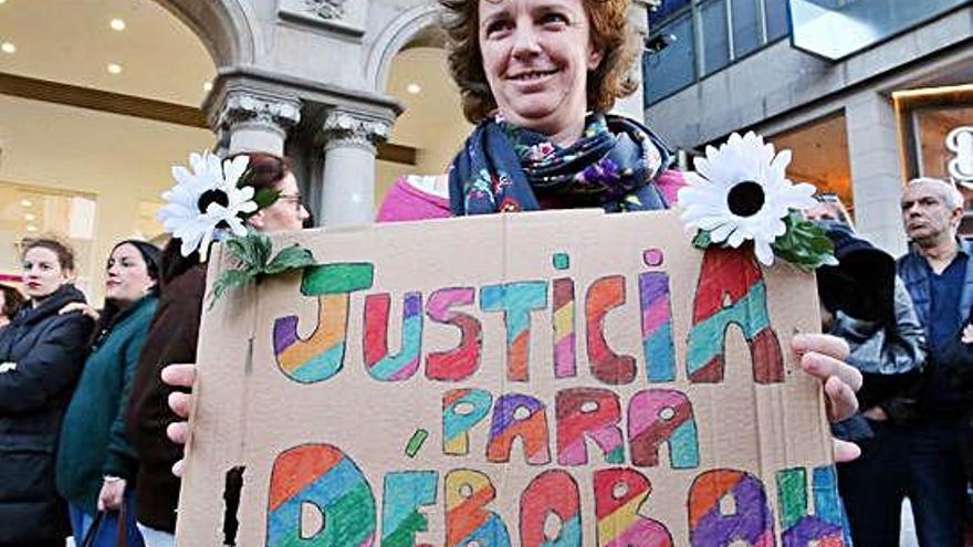 Una mujer con un cartel pidiendo justicia para Déborah en el homenaje celebrado en mayo.