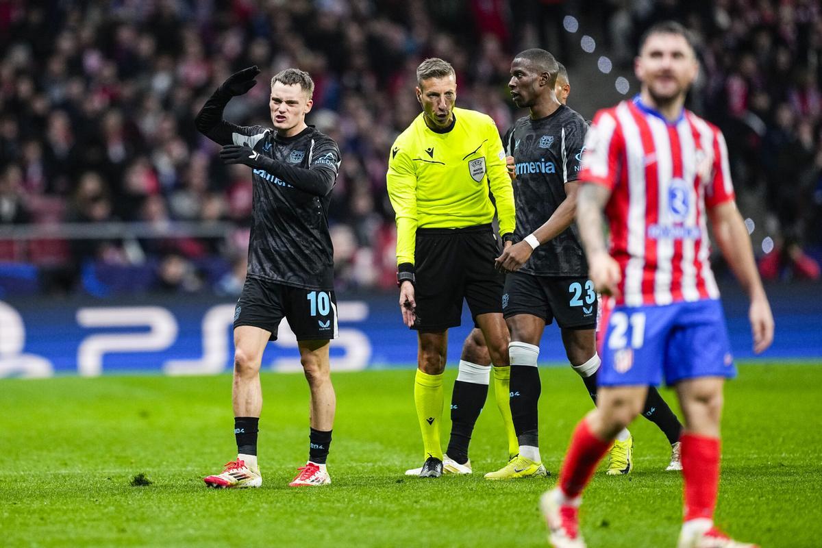Florian Wirtz of Bayer Leverkusen protests during the UEFA Champions League 2024/25 League Phase MD7 match between Atletico de Madrid and Bayer 04 Leverkusen at Riyadh Air Metropolitano stadium on January 21, 2025, in Madrid, Spain. AFP7 21/01/2025 ONLY FOR USE IN SPAIN. Oscar J. Barroso / AFP7 / Europa Press;2025;SPAIN;SPORT;ZSPORT;SOCCER;ZSOCCER;Atletico de Madrid v Bayer 04 Leverkusen - UEFA Champions League 2024/25 League Phase MD7;