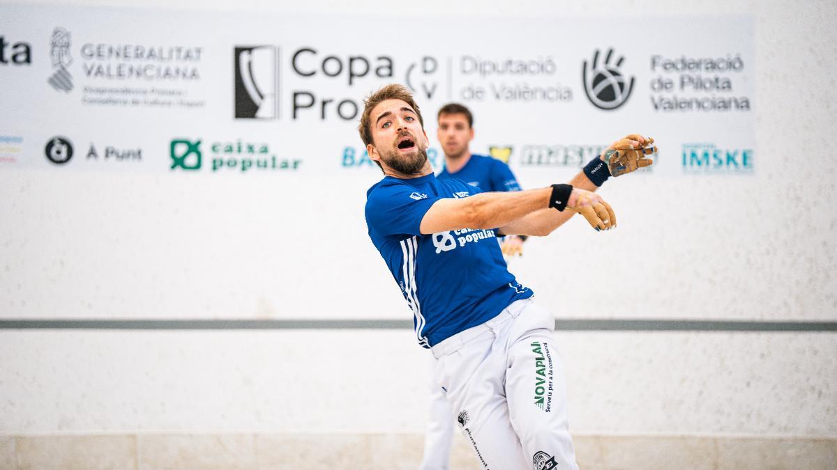 Conillet juga de volea davant la mirada de De la Vega.