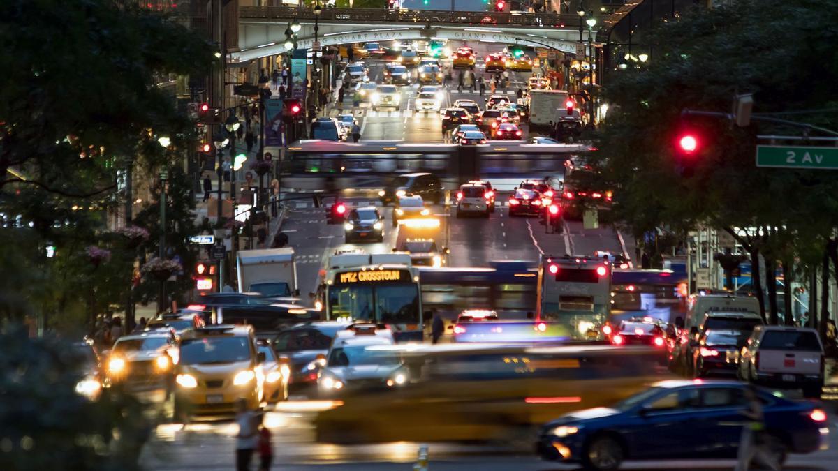 Tráfico nocturno en la calle 42 de Nueva York.