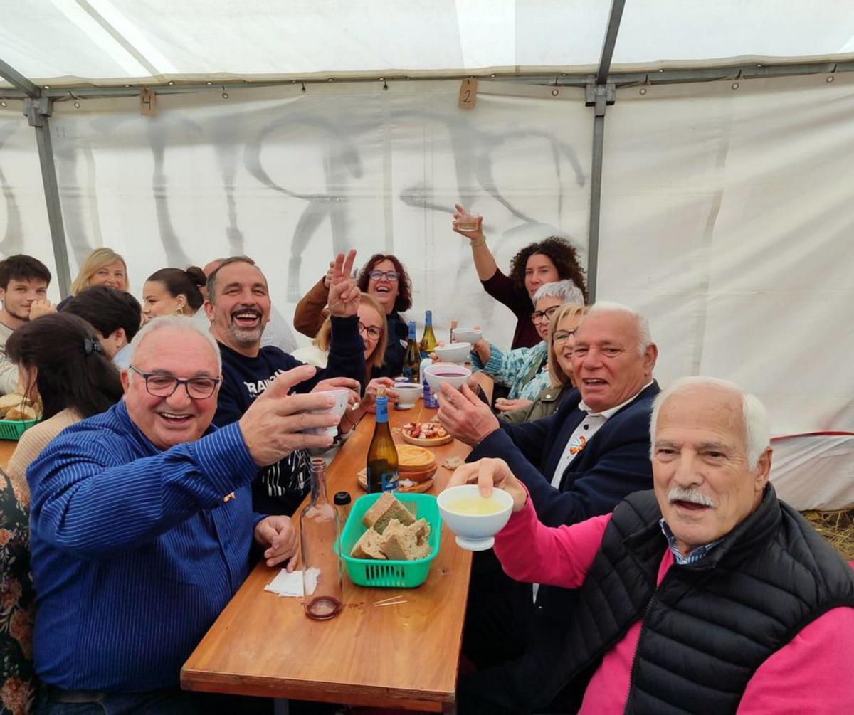 Grupo de amigos brindando con tazas. |  Santos Álvarez