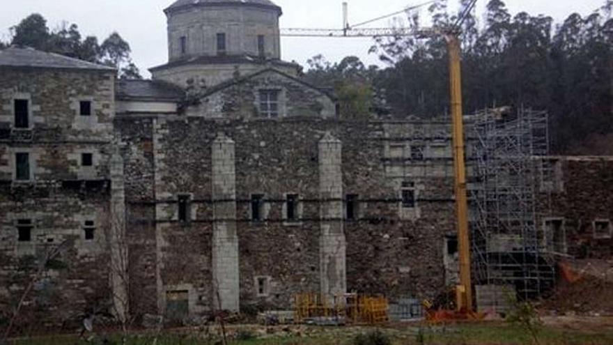 El monasterio de Santa María de Monfero, que acoge obras de rehabilitación desde el año pasado. / la opinión
