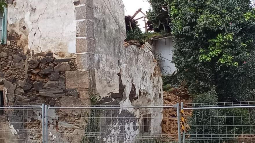 Nuevo derrumbe de la rectoral de Guísamo sin que se den pasos para su rehabilitación