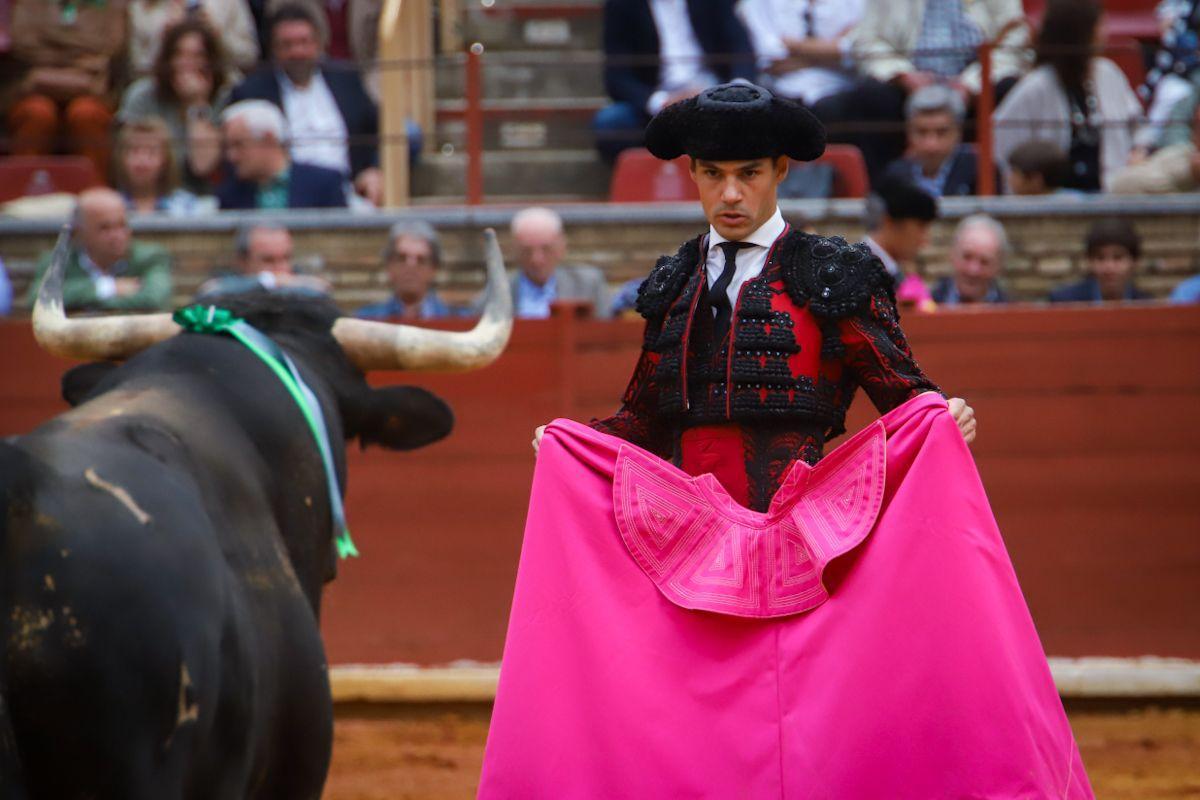 Pablo Aguado ante el toro, este domingo, en el coso de Los Califas de Córdoba.