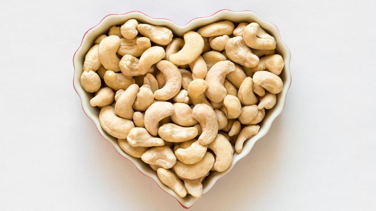 Anacardos en un bol con forma de corazón.