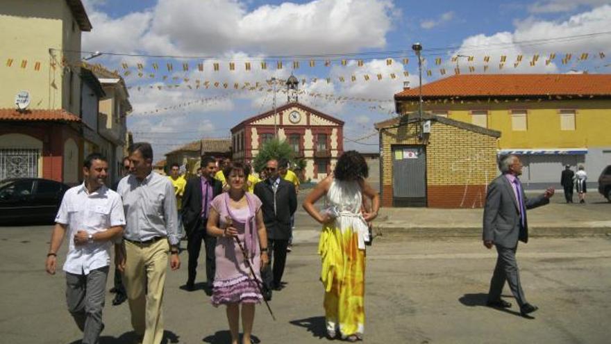 La alcaldesa y concejales de San Cristóbal cruzan la plaza Fontanilla para dirigirse a la iglesia en la fiesta patronal del 2012.