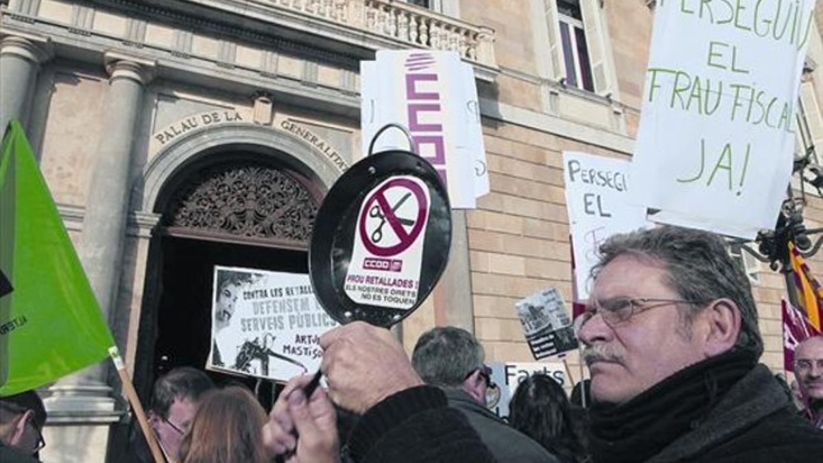 Los delegados sindicales del sector público se manifiestan contra los recortes ante la Generalitat.