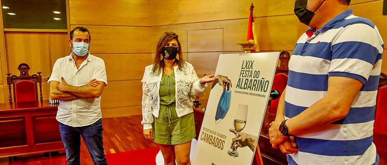 El boceto ganador simboliza la vuelta de la fiesta con la mascarilla y el vino como elementos.  |