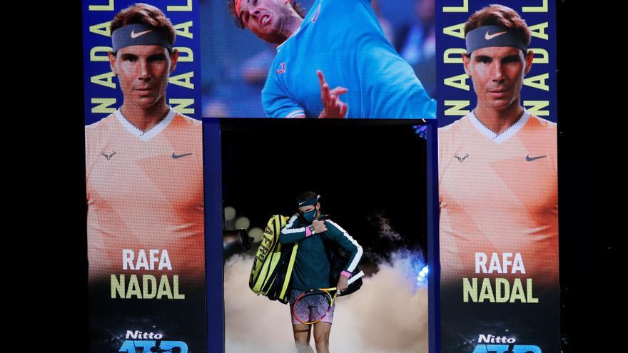 Rafael Nadal sale a la pista antes de medirse el pasado jueves a Tsitsipas.