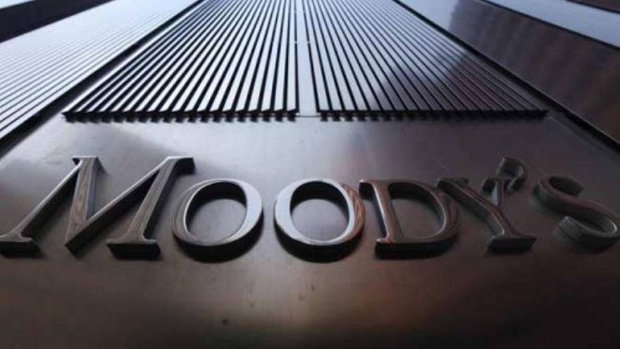 Moody's baja dos escalones la calificación de España