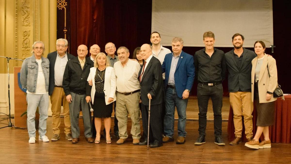 Pilar Simón, en el centro, con los socios homenajeados en el festejo de aniversario del Centro Asturiano de Buenos Aires.