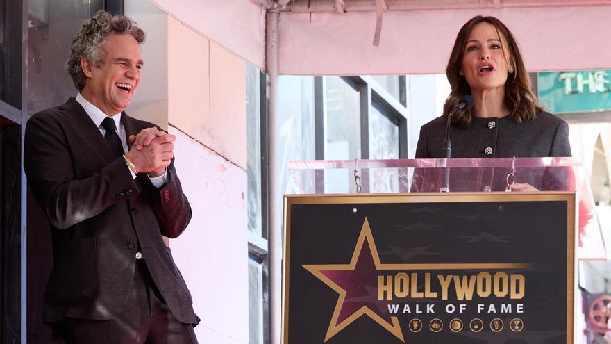 Mark Ruffalo, en la imagen junto a Jennifer Garner, recibe su estrella en el Paseo de la Fama de Hollywood.
