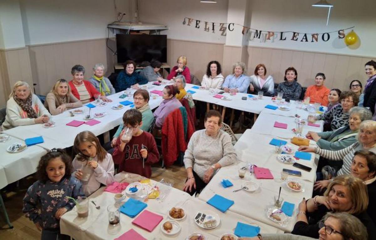 Las mujeres      de Ambel se concentran en el antiguo lavadero