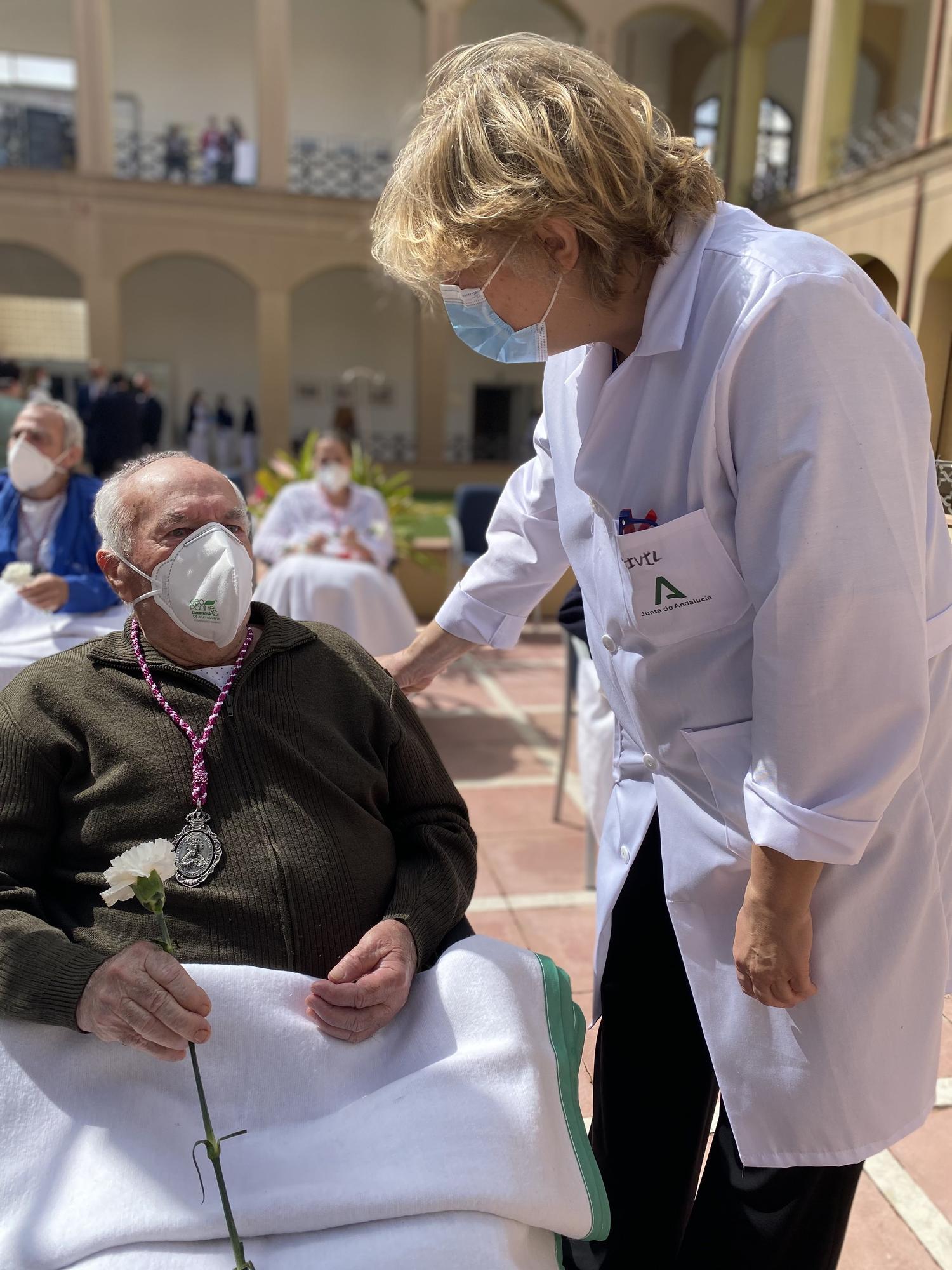 El Cautivo y la Trinidad visitan a los pacientes del Hospital Civil