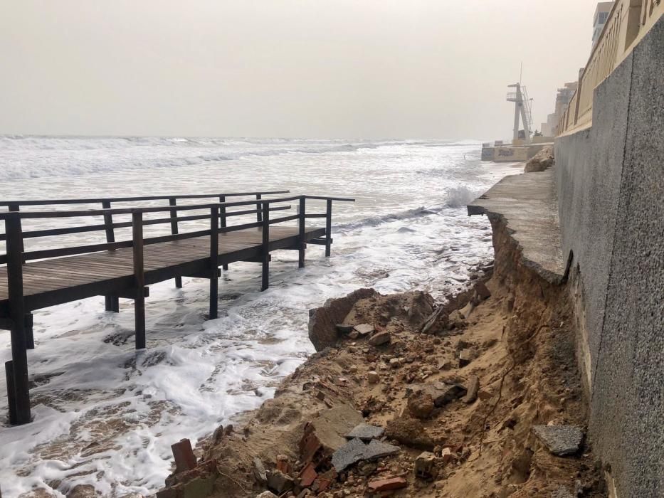 Estado que presenta la playa de Arenales