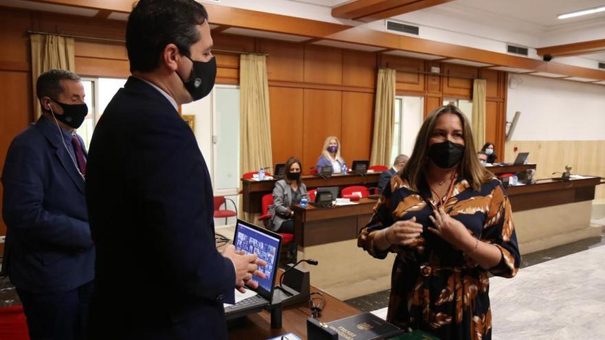 María Luis Gómez, en la toma de posesión, junto al alcalde.