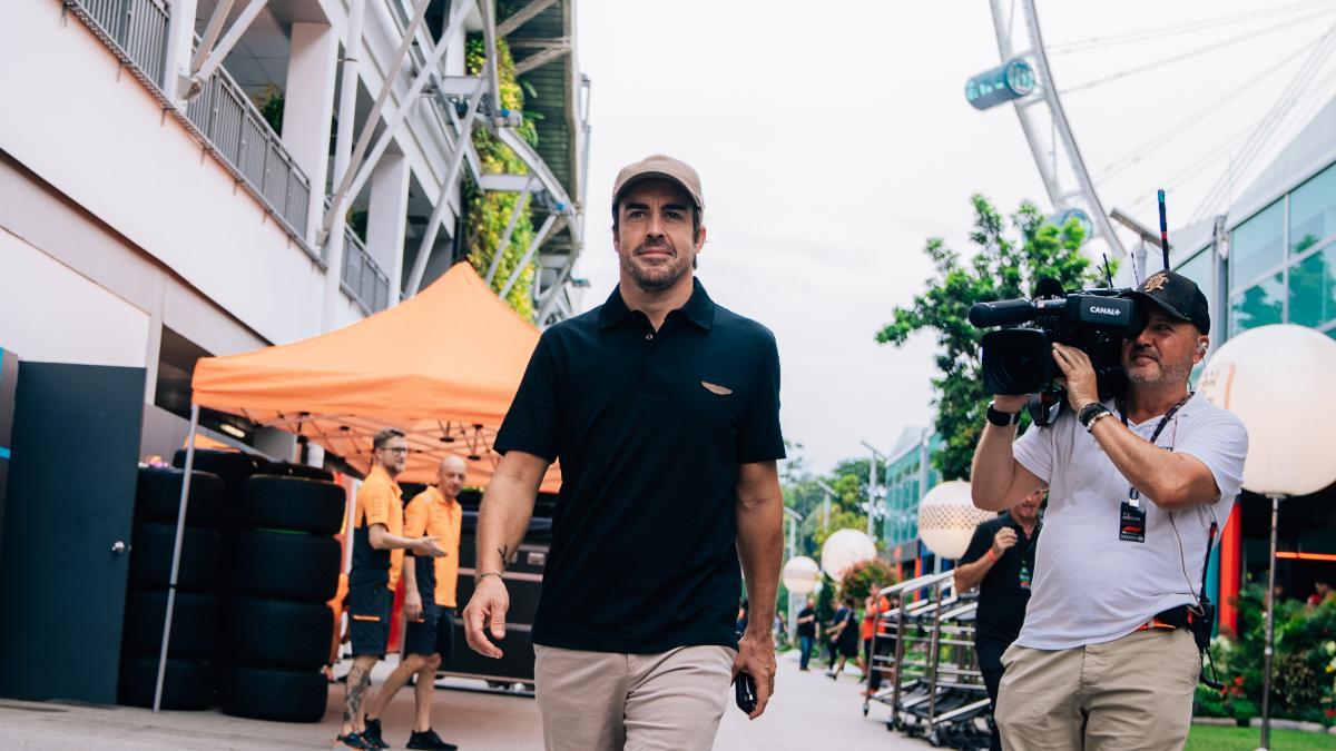 Fernando Alonso, este jueves a su llegada al circuito Marina Bay de Singapur