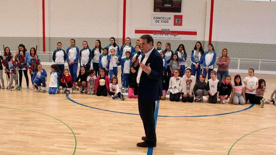 El alcalde Abel Caballero, ayer, en el renovado pabellón de Monte da Mina. // FdV