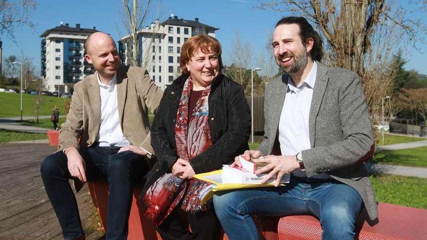 Los docentes Ernesto López-Valeiras, Manuela Raposo y Virxilio Rodríguez, en los jardines del campus de Ourense. // Iñaki Osorio