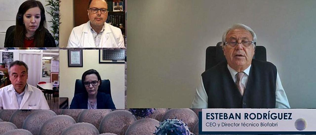 A la izq., Loli Pereiro, Federico Martinón (arriba),  Carlos Martín y Ana Castro (abajo), con Esteban Rodríguez (debajo), ayer durante el debate. |   // FDV
