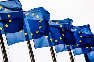 EPA1859  BRUSELAS  BELGICA   06 03 2019 - Banderas de la Union Europea  UE  ondea  este miercoles  a las puertas de la Comision Europea en Bruselas  Belgica   EFE  Stephanie Lecocq