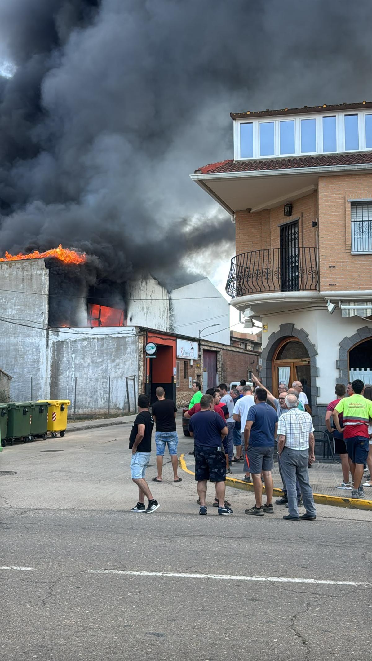 Un aparatoso incendio preocupa a los vecinos de Calatorao