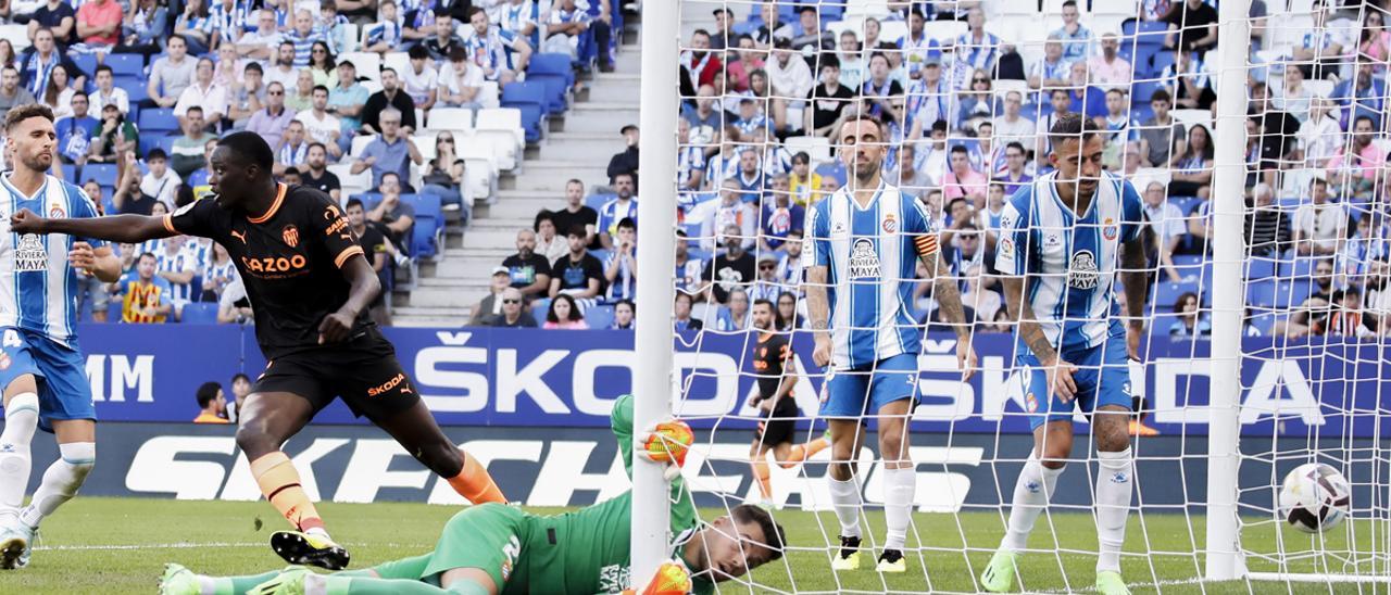 Diakhaby celebra el gol de Cömert ante la tristeza de jugadores del Espanyol