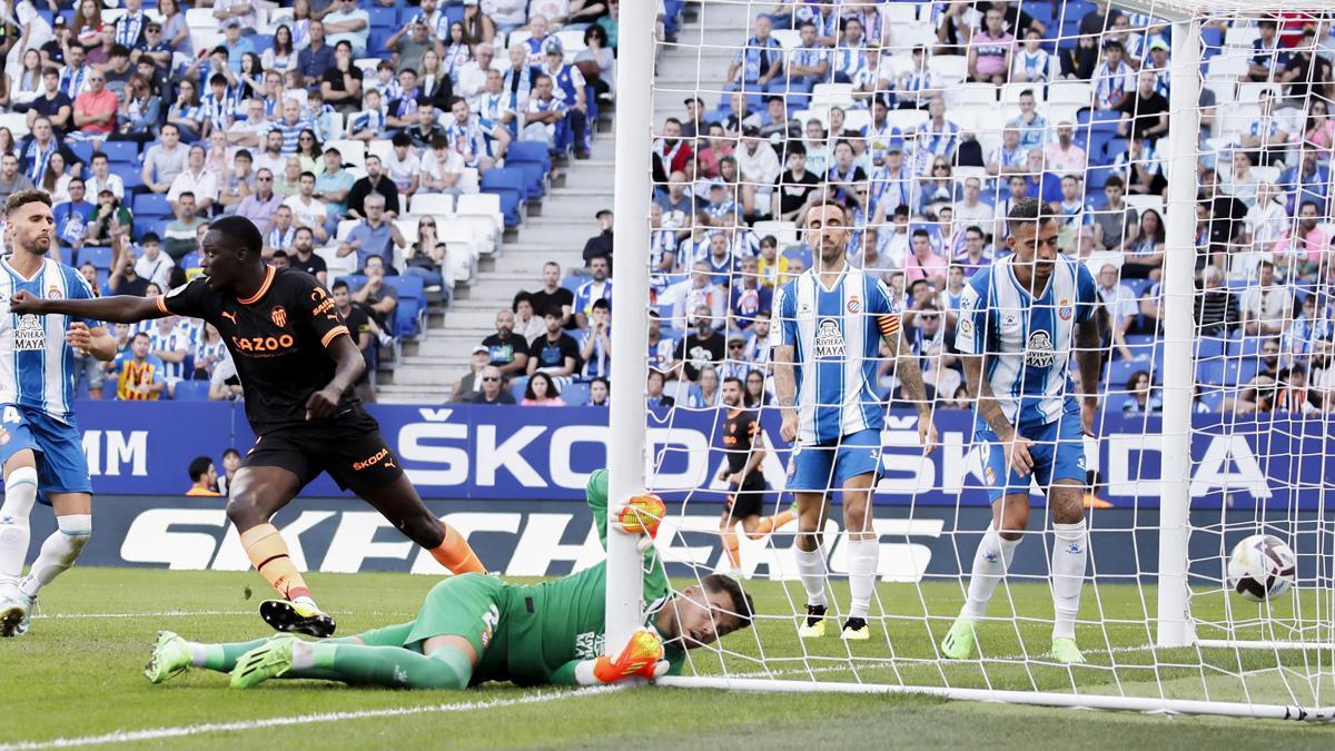 Diakhaby celebra el gol de Cömert ante la tristeza de jugadores del Espanyol