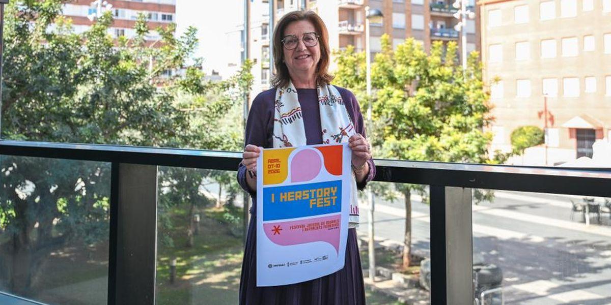 La concejala de Igualdad de Almassora, Eugenia Martinavarro, muestra el cartel anunciador de la iniciativa.