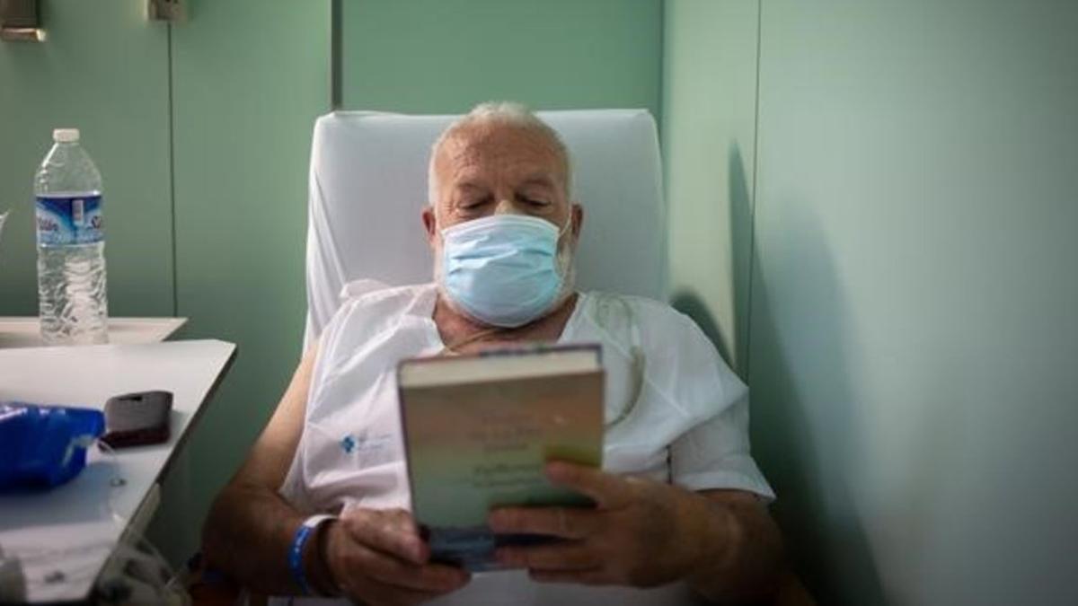 zentauroepp53208311 un paciente del hospital vall d hebr n recibe un libro graci200504175407