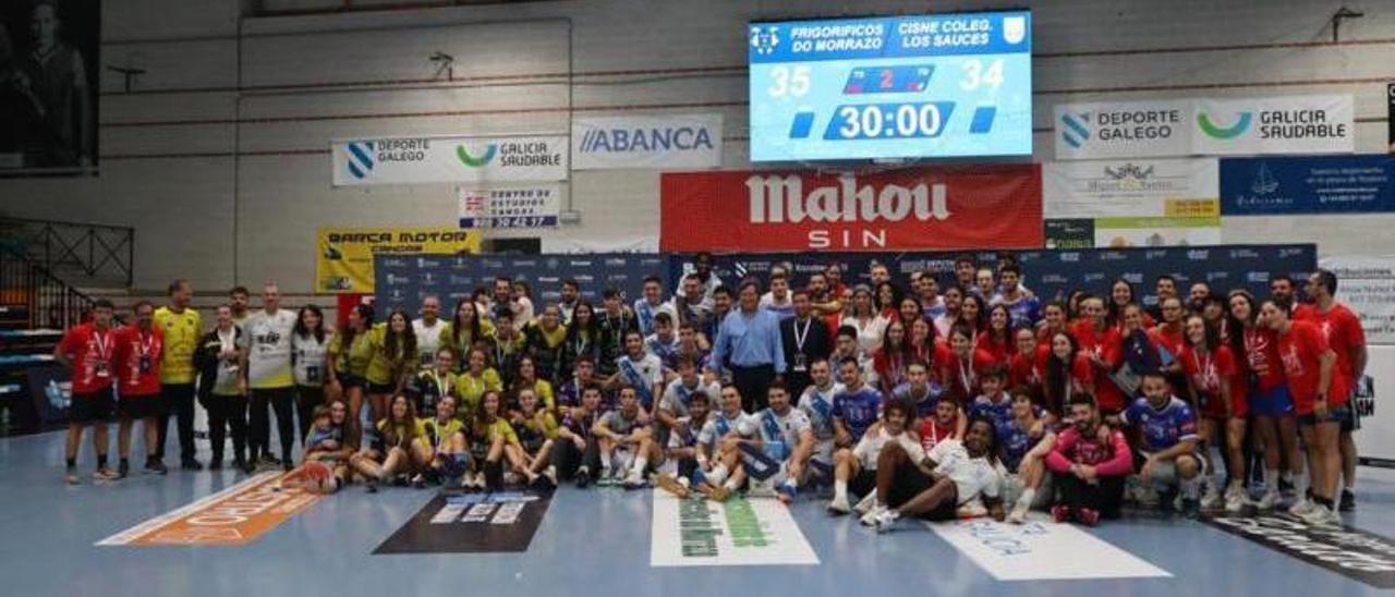 El Frigoríficos del Morrazo Construcciones Castro, Cisne Colegio Los Sauces, Conservas Orbe Rubensa Porriño y Mecalia Guardés posan en una foto conjunta al final de la Supercopa de Galicia en O Gatañal. |