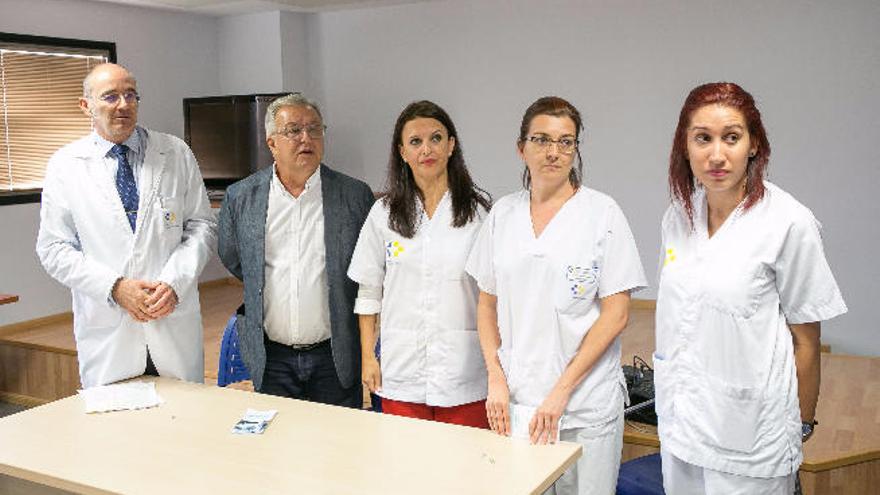 De izquierda a derecha, Jesús Flórez, Miguel Rodríguez, junto a las enfermeras de la nueva consulta.