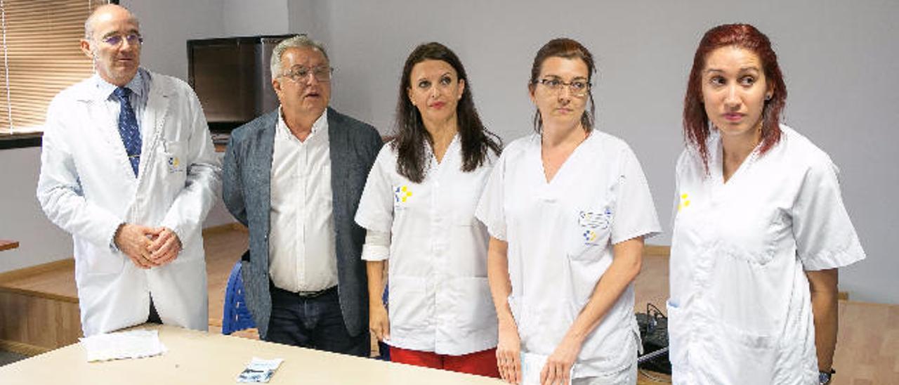 De izquierda a derecha, Jesús Flórez, Miguel Rodríguez, junto a las enfermeras de la nueva consulta.