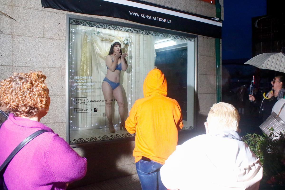 Maniquís de carne y hueso para vender lencería en Meaño