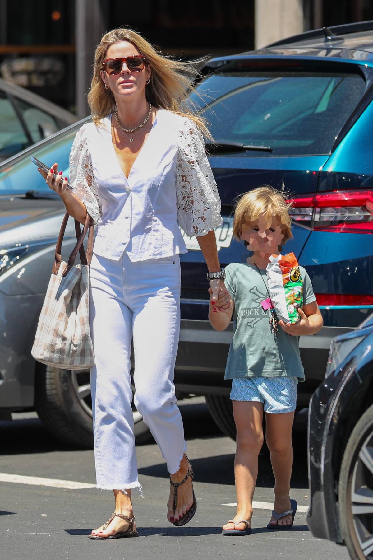 Amelia Bono vestida de blanco junto a uno de sus hijos