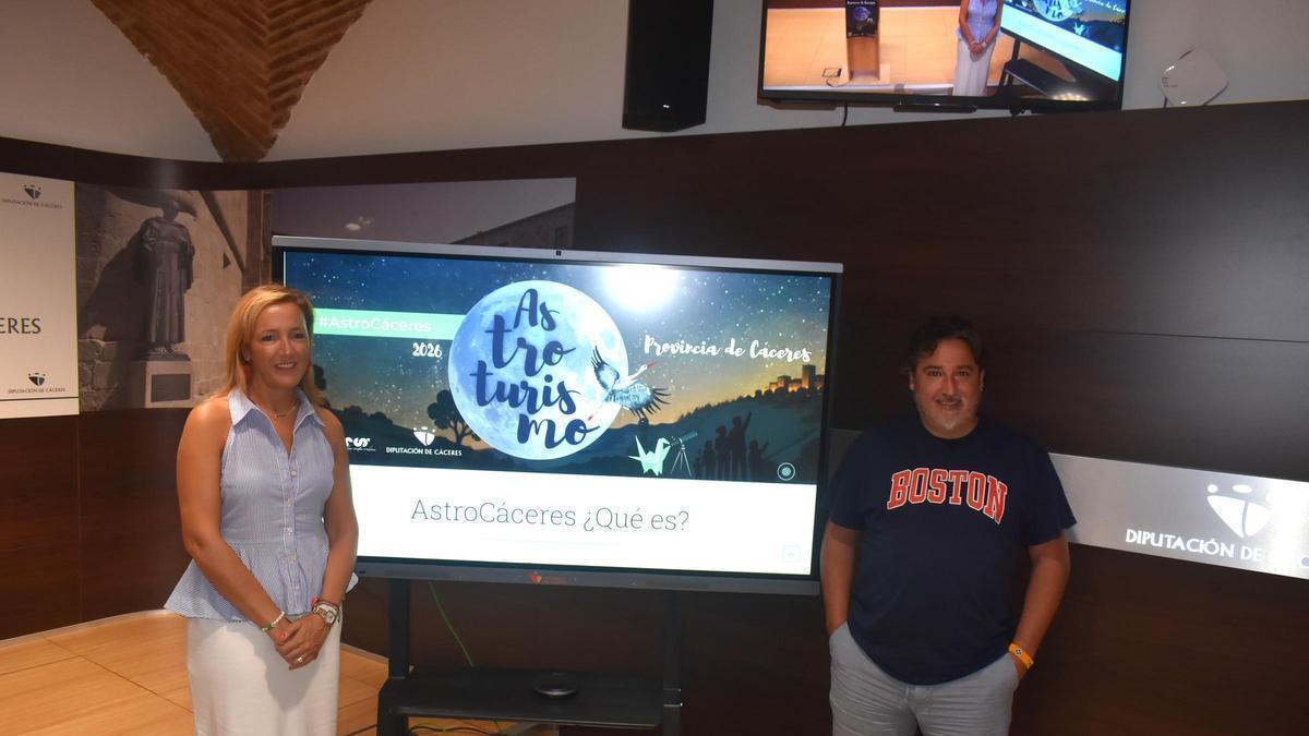 Elisabeth Martín y Gabriel Sáez, en la presentación de AstroCáceres.