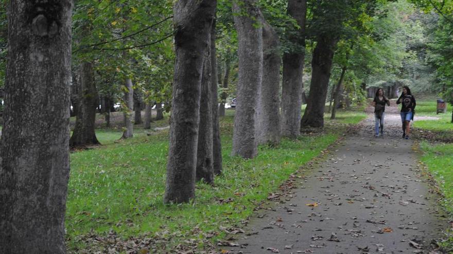 Dos vecinas caminan por el parque de La Cebera (Lugones).