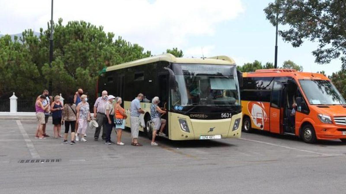 Un grupo de pasajeros suben a un autobús del Consorcio en Mijas.
