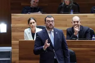 Barbón responde a Vox con el Evangelio y acusa al partido de "hacer crecer el miedo hasta el odio"