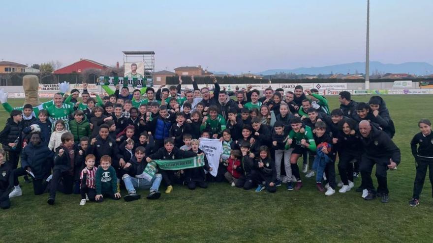 Celebració del triomf del Peralada, amb jugadors del primer equip, de la base i afició.