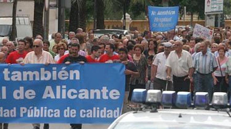 Los manifestantes, 400 según el Ayuntamiento y 1.000 según la organización, recorrieron las calles de Aspe el sábado para exigir una Sanidad Pública de calidad .