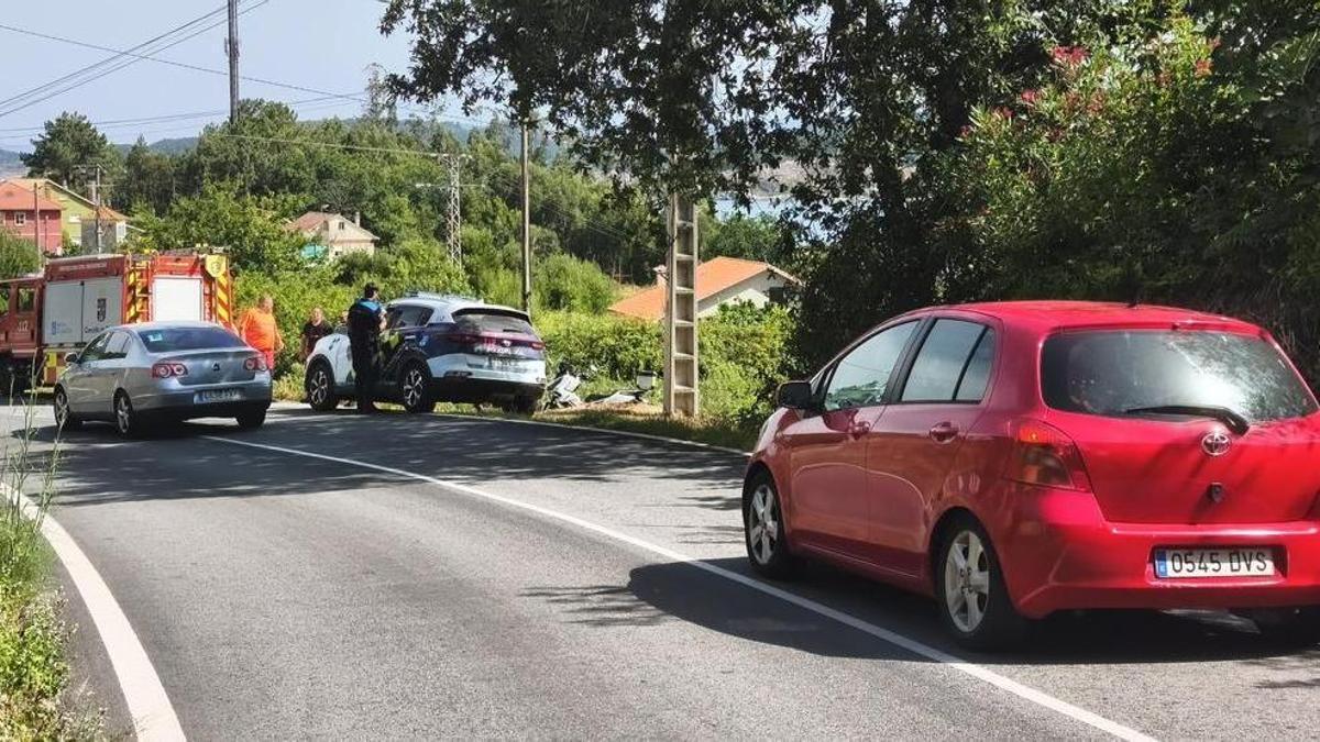 Lugar del accidente en Pinténs, con la motocicleta afectada al fondo en la cuneta.