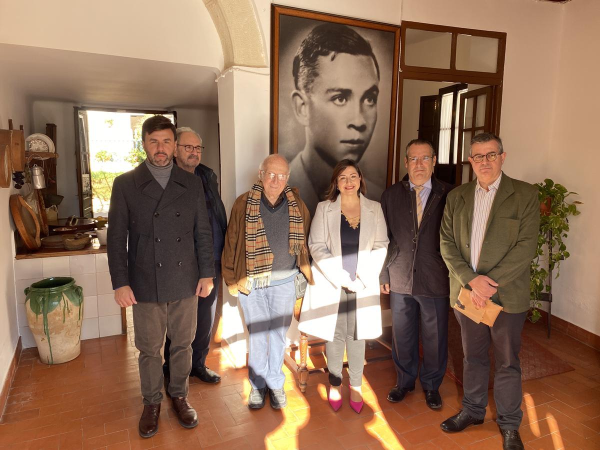 El Premio Nobel visita la Casa Museo de Miguel Hernández