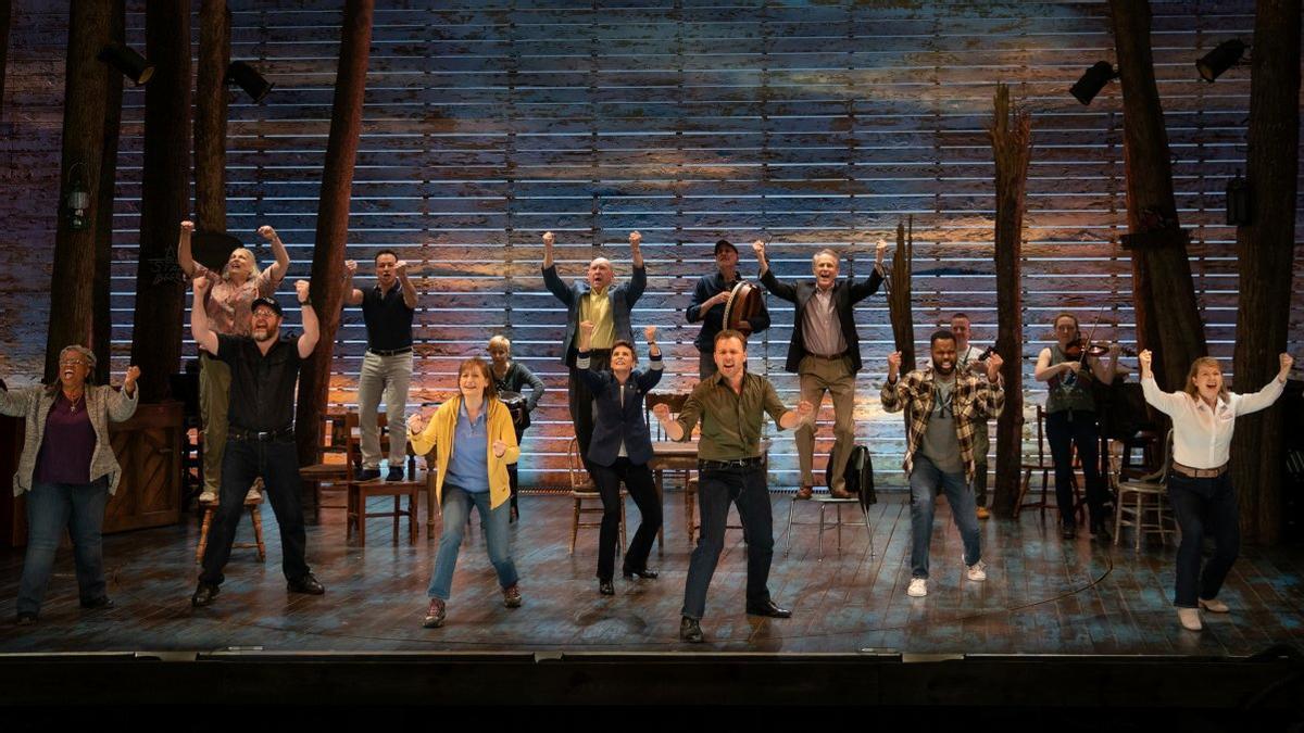 El reparto de este musical solidario, durante el número inicial. El reparto de este musical solidario, durante el número inicial.