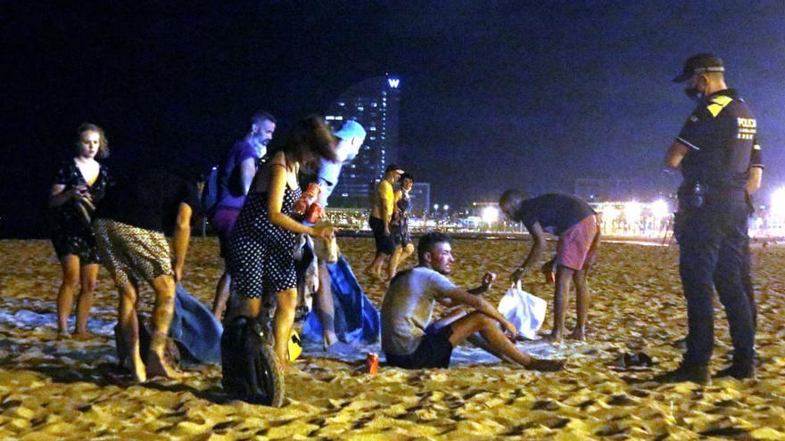 Un grup de persones fent el «botellón» a la platja de la Barceloneta